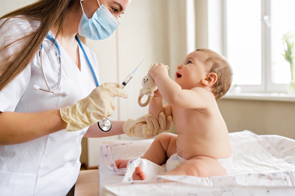Tác dụng phụ của vacxin thường gặp sau khi trẻ tiêm chủng
